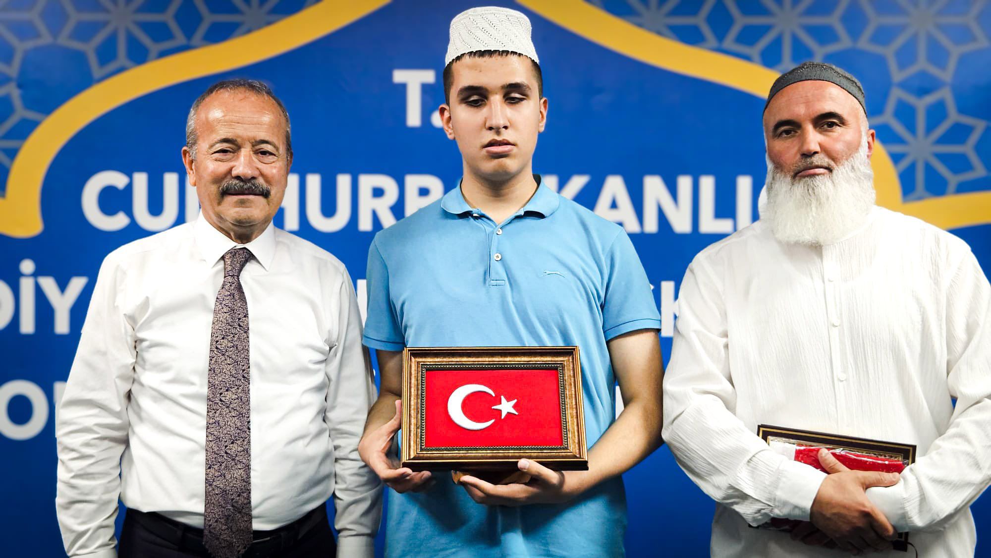 Görme Engelli Arda’ya Afyon Milletvekili Taytak’tan Bayrak Hediyesi!